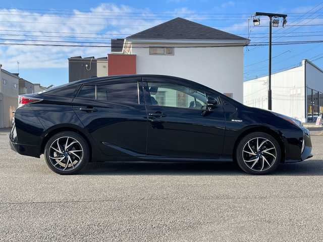 トヨタ プリウス Sセーフティプラス 道央・札幌 2018(平30)年 6.4万km アティチュードブラックマイカ ４WD/ワンオーナー/寒冷地仕様/純正ディーラーOPナビ/CD/DVD/BT/フルセグ/トヨタセーフティセンス/プリクラッシュセーフティ/横滑り防止装置/レーダークルーズコントロール/レーンキープアシスト/パーキングアシスト/クリアランスソナー/バックカメラ/ビルトインETC/ドライブレコーダー/自動防眩ミラー/EVMODE/DRIVEMODE切替/ワイパーデアイサー/革巻きステアリング/ステアリングリモコン/レーダー探知機/プッシュスタート/スマートキー/LEDヘッドライト/オートライト/オートハイビーム/フォグランプ/電動格納ミラー/ヒーテッドドアミラー/ウィンカーミラー/純正フロアマット/ドアバイザー/社外AW付冬タイヤ積込/（純正ホイールキャップ付き）/195/65/R15/2018年/山6mm