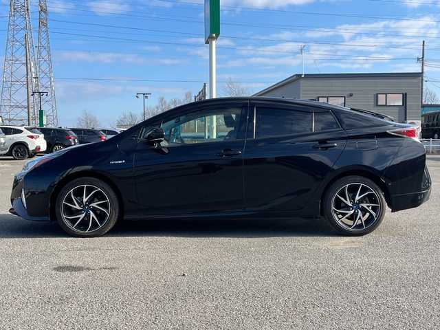 トヨタ プリウス Sセーフティプラス 道央・札幌 2018(平30)年 6.4万km アティチュードブラックマイカ ４WD/ワンオーナー/寒冷地仕様/純正ディーラーOPナビ/CD/DVD/BT/フルセグ/トヨタセーフティセンス/プリクラッシュセーフティ/横滑り防止装置/レーダークルーズコントロール/レーンキープアシスト/パーキングアシスト/クリアランスソナー/バックカメラ/ビルトインETC/ドライブレコーダー/自動防眩ミラー/EVMODE/DRIVEMODE切替/ワイパーデアイサー/革巻きステアリング/ステアリングリモコン/レーダー探知機/プッシュスタート/スマートキー/LEDヘッドライト/オートライト/オートハイビーム/フォグランプ/電動格納ミラー/ヒーテッドドアミラー/ウィンカーミラー/純正フロアマット/ドアバイザー/社外AW付冬タイヤ積込/（純正ホイールキャップ付き）/195/65/R15/2018年/山6mm