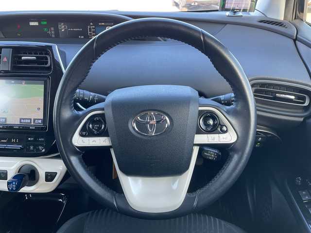 トヨタ プリウス Sセーフティプラス 道央・札幌 2018(平30)年 6.4万km アティチュードブラックマイカ ４WD/ワンオーナー/寒冷地仕様/純正ディーラーOPナビ/CD/DVD/BT/フルセグ/トヨタセーフティセンス/プリクラッシュセーフティ/横滑り防止装置/レーダークルーズコントロール/レーンキープアシスト/パーキングアシスト/クリアランスソナー/バックカメラ/ビルトインETC/ドライブレコーダー/自動防眩ミラー/EVMODE/DRIVEMODE切替/ワイパーデアイサー/革巻きステアリング/ステアリングリモコン/レーダー探知機/プッシュスタート/スマートキー/LEDヘッドライト/オートライト/オートハイビーム/フォグランプ/電動格納ミラー/ヒーテッドドアミラー/ウィンカーミラー/純正フロアマット/ドアバイザー/社外AW付冬タイヤ積込/（純正ホイールキャップ付き）/195/65/R15/2018年/山6mm