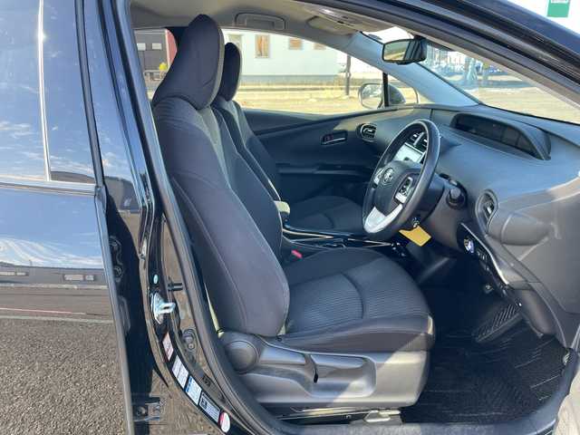 トヨタ プリウス Sセーフティプラス 道央・札幌 2018(平30)年 6.4万km アティチュードブラックマイカ ４WD/ワンオーナー/寒冷地仕様/純正ディーラーOPナビ/CD/DVD/BT/フルセグ/トヨタセーフティセンス/プリクラッシュセーフティ/横滑り防止装置/レーダークルーズコントロール/レーンキープアシスト/パーキングアシスト/クリアランスソナー/バックカメラ/ビルトインETC/ドライブレコーダー/自動防眩ミラー/EVMODE/DRIVEMODE切替/ワイパーデアイサー/革巻きステアリング/ステアリングリモコン/レーダー探知機/プッシュスタート/スマートキー/LEDヘッドライト/オートライト/オートハイビーム/フォグランプ/電動格納ミラー/ヒーテッドドアミラー/ウィンカーミラー/純正フロアマット/ドアバイザー/社外AW付冬タイヤ積込/（純正ホイールキャップ付き）/195/65/R15/2018年/山6mm