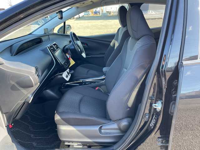 トヨタ プリウス Sセーフティプラス 道央・札幌 2018(平30)年 6.4万km アティチュードブラックマイカ ４WD/ワンオーナー/寒冷地仕様/純正ディーラーOPナビ/CD/DVD/BT/フルセグ/トヨタセーフティセンス/プリクラッシュセーフティ/横滑り防止装置/レーダークルーズコントロール/レーンキープアシスト/パーキングアシスト/クリアランスソナー/バックカメラ/ビルトインETC/ドライブレコーダー/自動防眩ミラー/EVMODE/DRIVEMODE切替/ワイパーデアイサー/革巻きステアリング/ステアリングリモコン/レーダー探知機/プッシュスタート/スマートキー/LEDヘッドライト/オートライト/オートハイビーム/フォグランプ/電動格納ミラー/ヒーテッドドアミラー/ウィンカーミラー/純正フロアマット/ドアバイザー/社外AW付冬タイヤ積込/（純正ホイールキャップ付き）/195/65/R15/2018年/山6mm