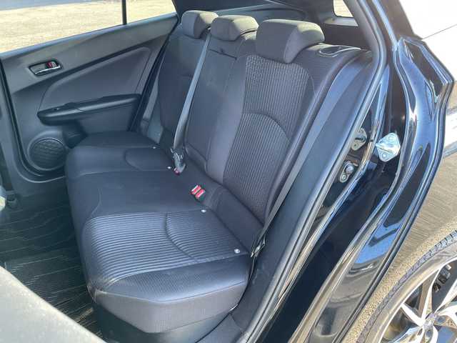 トヨタ プリウス Sセーフティプラス 道央・札幌 2018(平30)年 6.4万km アティチュードブラックマイカ ４WD/ワンオーナー/寒冷地仕様/純正ディーラーOPナビ/CD/DVD/BT/フルセグ/トヨタセーフティセンス/プリクラッシュセーフティ/横滑り防止装置/レーダークルーズコントロール/レーンキープアシスト/パーキングアシスト/クリアランスソナー/バックカメラ/ビルトインETC/ドライブレコーダー/自動防眩ミラー/EVMODE/DRIVEMODE切替/ワイパーデアイサー/革巻きステアリング/ステアリングリモコン/レーダー探知機/プッシュスタート/スマートキー/LEDヘッドライト/オートライト/オートハイビーム/フォグランプ/電動格納ミラー/ヒーテッドドアミラー/ウィンカーミラー/純正フロアマット/ドアバイザー/社外AW付冬タイヤ積込/（純正ホイールキャップ付き）/195/65/R15/2018年/山6mm