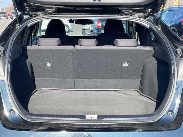 トヨタ プリウス Sセーフティプラス 道央・札幌 2018(平30)年 6.4万km アティチュードブラックマイカ ４WD/ワンオーナー/寒冷地仕様/純正ディーラーOPナビ/CD/DVD/BT/フルセグ/トヨタセーフティセンス/プリクラッシュセーフティ/横滑り防止装置/レーダークルーズコントロール/レーンキープアシスト/パーキングアシスト/クリアランスソナー/バックカメラ/ビルトインETC/ドライブレコーダー/自動防眩ミラー/EVMODE/DRIVEMODE切替/ワイパーデアイサー/革巻きステアリング/ステアリングリモコン/レーダー探知機/プッシュスタート/スマートキー/LEDヘッドライト/オートライト/オートハイビーム/フォグランプ/電動格納ミラー/ヒーテッドドアミラー/ウィンカーミラー/純正フロアマット/ドアバイザー/社外AW付冬タイヤ積込/（純正ホイールキャップ付き）/195/65/R15/2018年/山6mm