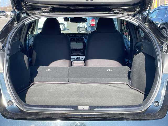 トヨタ プリウス Sセーフティプラス 道央・札幌 2018(平30)年 6.4万km アティチュードブラックマイカ ４WD/ワンオーナー/寒冷地仕様/純正ディーラーOPナビ/CD/DVD/BT/フルセグ/トヨタセーフティセンス/プリクラッシュセーフティ/横滑り防止装置/レーダークルーズコントロール/レーンキープアシスト/パーキングアシスト/クリアランスソナー/バックカメラ/ビルトインETC/ドライブレコーダー/自動防眩ミラー/EVMODE/DRIVEMODE切替/ワイパーデアイサー/革巻きステアリング/ステアリングリモコン/レーダー探知機/プッシュスタート/スマートキー/LEDヘッドライト/オートライト/オートハイビーム/フォグランプ/電動格納ミラー/ヒーテッドドアミラー/ウィンカーミラー/純正フロアマット/ドアバイザー/社外AW付冬タイヤ積込/（純正ホイールキャップ付き）/195/65/R15/2018年/山6mm