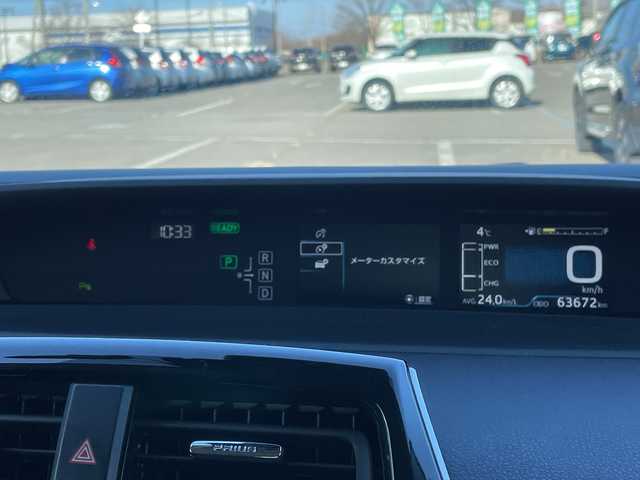 トヨタ プリウス Sセーフティプラス 道央・札幌 2018(平30)年 6.4万km アティチュードブラックマイカ ４WD/ワンオーナー/寒冷地仕様/純正ディーラーOPナビ/CD/DVD/BT/フルセグ/トヨタセーフティセンス/プリクラッシュセーフティ/横滑り防止装置/レーダークルーズコントロール/レーンキープアシスト/パーキングアシスト/クリアランスソナー/バックカメラ/ビルトインETC/ドライブレコーダー/自動防眩ミラー/EVMODE/DRIVEMODE切替/ワイパーデアイサー/革巻きステアリング/ステアリングリモコン/レーダー探知機/プッシュスタート/スマートキー/LEDヘッドライト/オートライト/オートハイビーム/フォグランプ/電動格納ミラー/ヒーテッドドアミラー/ウィンカーミラー/純正フロアマット/ドアバイザー/社外AW付冬タイヤ積込/（純正ホイールキャップ付き）/195/65/R15/2018年/山6mm