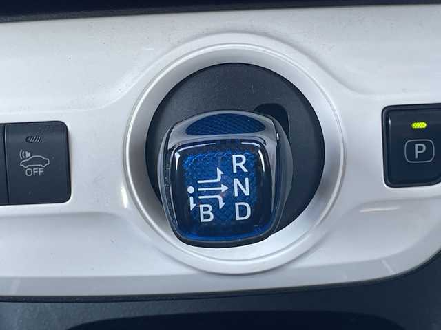 トヨタ プリウス Sセーフティプラス 道央・札幌 2018(平30)年 6.4万km アティチュードブラックマイカ ４WD/ワンオーナー/寒冷地仕様/純正ディーラーOPナビ/CD/DVD/BT/フルセグ/トヨタセーフティセンス/プリクラッシュセーフティ/横滑り防止装置/レーダークルーズコントロール/レーンキープアシスト/パーキングアシスト/クリアランスソナー/バックカメラ/ビルトインETC/ドライブレコーダー/自動防眩ミラー/EVMODE/DRIVEMODE切替/ワイパーデアイサー/革巻きステアリング/ステアリングリモコン/レーダー探知機/プッシュスタート/スマートキー/LEDヘッドライト/オートライト/オートハイビーム/フォグランプ/電動格納ミラー/ヒーテッドドアミラー/ウィンカーミラー/純正フロアマット/ドアバイザー/社外AW付冬タイヤ積込/（純正ホイールキャップ付き）/195/65/R15/2018年/山6mm