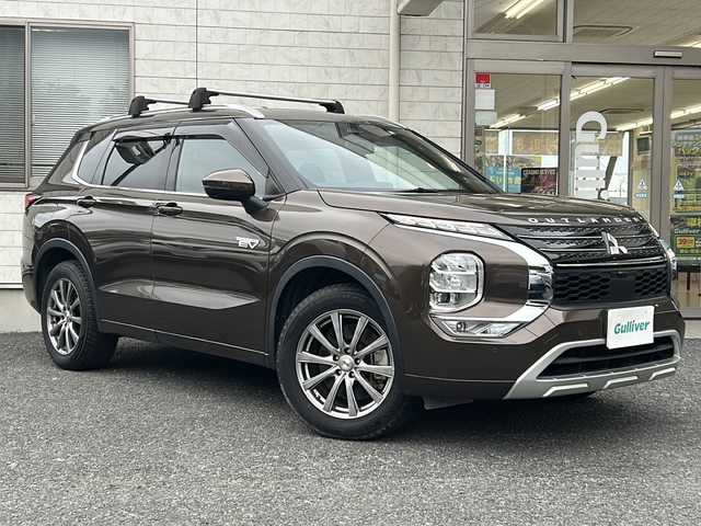 三菱 アウトランダー ＰＨＥＶ P 埼玉県 2022(令4)年 5.4万km 茶 ワンオーナー　/純正ナビ　/フルセグ/BT/USB/FM/AM/ＢＯＳＥサウンド　/全周囲カメラ　/ＥＴＣ　/前席パワーシート　/前席エアーシート　/全席シートヒーター/運転席メモリーシート　/ハンドルヒーター　/置くだけ充電　/パドルシフト/ＡＣＣ/衝突軽減システム/踏み間違い防止/ＢＳＭ/ＡＣ１５００Ｗ/パワーバックドア/電動パーキング/オートホールド/ルーフキャリア/ノーマルタイヤ４本/スマートキー2本/保証書　/取扱説明書