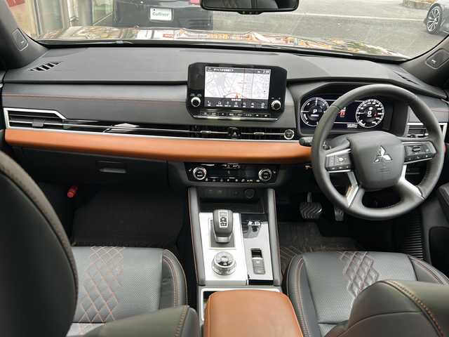 三菱 アウトランダー ＰＨＥＶ P 埼玉県 2022(令4)年 5.4万km 茶 ワンオーナー　/純正ナビ　/フルセグ/BT/USB/FM/AM/ＢＯＳＥサウンド　/全周囲カメラ　/ＥＴＣ　/前席パワーシート　/前席エアーシート　/全席シートヒーター/運転席メモリーシート　/ハンドルヒーター　/置くだけ充電　/パドルシフト/ＡＣＣ/衝突軽減システム/踏み間違い防止/ＢＳＭ/ＡＣ１５００Ｗ/パワーバックドア/電動パーキング/オートホールド/ルーフキャリア/ノーマルタイヤ４本/スマートキー2本/保証書　/取扱説明書