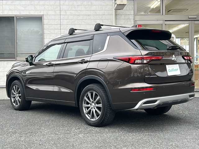 三菱 アウトランダー ＰＨＥＶ P 埼玉県 2022(令4)年 5.4万km 茶 ワンオーナー　/純正ナビ　/フルセグ/BT/USB/FM/AM/ＢＯＳＥサウンド　/全周囲カメラ　/ＥＴＣ　/前席パワーシート　/前席エアーシート　/全席シートヒーター/運転席メモリーシート　/ハンドルヒーター　/置くだけ充電　/パドルシフト/ＡＣＣ/衝突軽減システム/踏み間違い防止/ＢＳＭ/ＡＣ１５００Ｗ/パワーバックドア/電動パーキング/オートホールド/ルーフキャリア/ノーマルタイヤ４本/スマートキー2本/保証書　/取扱説明書