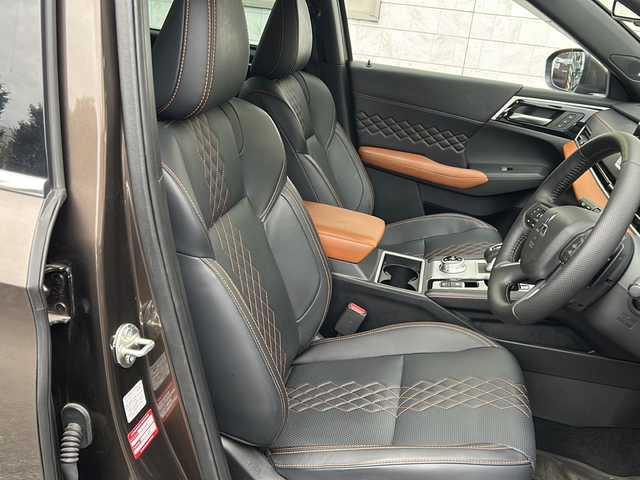 三菱 アウトランダー ＰＨＥＶ P 埼玉県 2022(令4)年 5.4万km 茶 ワンオーナー　/純正ナビ　/フルセグ/BT/USB/FM/AM/ＢＯＳＥサウンド　/全周囲カメラ　/ＥＴＣ　/前席パワーシート　/前席エアーシート　/全席シートヒーター/運転席メモリーシート　/ハンドルヒーター　/置くだけ充電　/パドルシフト/ＡＣＣ/衝突軽減システム/踏み間違い防止/ＢＳＭ/ＡＣ１５００Ｗ/パワーバックドア/電動パーキング/オートホールド/ルーフキャリア/ノーマルタイヤ４本/スマートキー2本/保証書　/取扱説明書