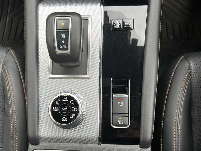 三菱 アウトランダー ＰＨＥＶ P 埼玉県 2022(令4)年 5.4万km 茶 ワンオーナー　/純正ナビ　/フルセグ/BT/USB/FM/AM/ＢＯＳＥサウンド　/全周囲カメラ　/ＥＴＣ　/前席パワーシート　/前席エアーシート　/全席シートヒーター/運転席メモリーシート　/ハンドルヒーター　/置くだけ充電　/パドルシフト/ＡＣＣ/衝突軽減システム/踏み間違い防止/ＢＳＭ/ＡＣ１５００Ｗ/パワーバックドア/電動パーキング/オートホールド/ルーフキャリア/ノーマルタイヤ４本/スマートキー2本/保証書　/取扱説明書