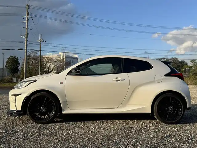 トヨタ ＧＲヤリス RS 兵庫県 2022(令4)年 3万km プラチナホワイトパールマイカ GRエアロ（F/S）/トヨタセーフティセンス/プリクラッシュセーフティ/バックモニター/前2席シートヒーター/ステアリングヒーター/前後2カメドラレコ/純正ディスプレイオーディオ/Bluetooth接続可/ETC/LEDヘッドライト