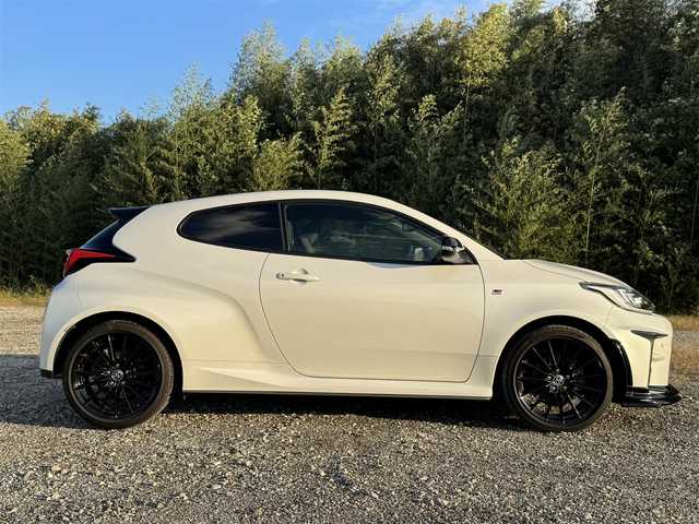 トヨタ ＧＲヤリス RS 兵庫県 2022(令4)年 3万km プラチナホワイトパールマイカ GRエアロ（F/S）/トヨタセーフティセンス/プリクラッシュセーフティ/バックモニター/前2席シートヒーター/ステアリングヒーター/前後2カメドラレコ/純正ディスプレイオーディオ/Bluetooth接続可/ETC/LEDヘッドライト