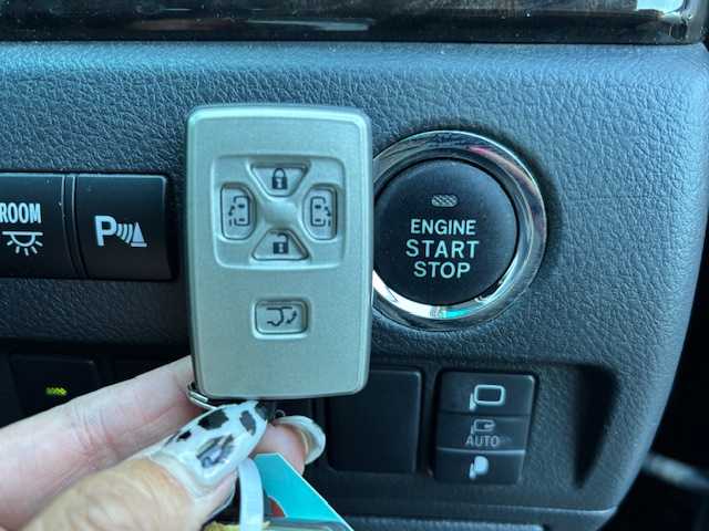 トヨタ ヴェルファイア 宮城県 2013(平25)年 9万km ブラック 走行距離：89661km/ワンオーナー/電動リアゲート/後席モ二ター/パワーシート/両側パワースライドドア/ＥＴＣ/スペアキー/クルーズコントロール/前後コーナーセンサー/純正アルミホイール/社外フロアマット/パワーシート/ＤＮ席シートヒーター/オットマン/AM・FM・CD・DVD・BT・TV・USB・SD