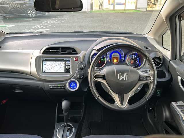 ホンダ フィット ハイブリット スマート セレクション 兵庫県 2011(平23)年 8.1万km アラバスターシルバーメタリック 取扱説明書/保証書/純正メモリナビ（FM/AM/CD/SD/VTR/USB）/スマートキー×２/クルーズコントロール/バックカメラ/純正フロアマット/純正アルミホイール/POLE