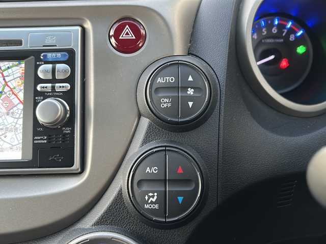 ホンダ フィット ハイブリット スマート セレクション 兵庫県 2011(平23)年 8.1万km アラバスターシルバーメタリック 取扱説明書/保証書/純正メモリナビ（FM/AM/CD/SD/VTR/USB）/スマートキー×２/クルーズコントロール/バックカメラ/純正フロアマット/純正アルミホイール/POLE