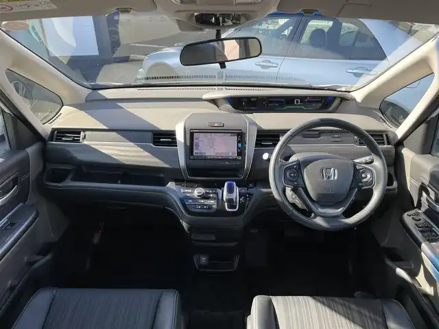 ホンダ フリード ハイブリット EX 香川県 2017(平29)年 9.8万km ホワイトオーキッドパール Honda SENSING/・CMBS（衝突軽減ブレーキ）/・ACC（追従型クルーズコントロール）/・LKAS（車線維持支援システム）/・路外逸脱抑制機能/・前後誤発進抑制機能/・先行車お知らせ機能/・標識認識機能/・歩行者事故低減ステアリング/純正7インチSDナビ/→フルセグ/CD/DVD/Bluetooth/→USB/AM/FM/AUX/iPod/バックカメラ/両側パワースライドドア/ハーフレザーシート/前席シートヒーター/ウォークスルー/LEDオートライト/革巻きステアリング/ステアリングリモコン/純正15インチアルミ/純正フロアマット/ビルトインETC/プッシュスタート/スマートキー