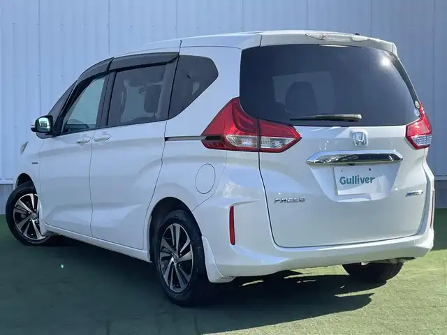 ホンダ フリード ハイブリット EX 香川県 2017(平29)年 9.8万km ホワイトオーキッドパール Honda SENSING/・CMBS（衝突軽減ブレーキ）/・ACC（追従型クルーズコントロール）/・LKAS（車線維持支援システム）/・路外逸脱抑制機能/・前後誤発進抑制機能/・先行車お知らせ機能/・標識認識機能/・歩行者事故低減ステアリング/純正7インチSDナビ/→フルセグ/CD/DVD/Bluetooth/→USB/AM/FM/AUX/iPod/バックカメラ/両側パワースライドドア/ハーフレザーシート/前席シートヒーター/ウォークスルー/LEDオートライト/革巻きステアリング/ステアリングリモコン/純正15インチアルミ/純正フロアマット/ビルトインETC/プッシュスタート/スマートキー