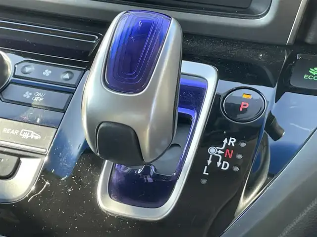 ホンダ フリード ハイブリット EX 香川県 2017(平29)年 9.8万km ホワイトオーキッドパール Honda SENSING/・CMBS（衝突軽減ブレーキ）/・ACC（追従型クルーズコントロール）/・LKAS（車線維持支援システム）/・路外逸脱抑制機能/・前後誤発進抑制機能/・先行車お知らせ機能/・標識認識機能/・歩行者事故低減ステアリング/純正7インチSDナビ/→フルセグ/CD/DVD/Bluetooth/→USB/AM/FM/AUX/iPod/バックカメラ/両側パワースライドドア/ハーフレザーシート/前席シートヒーター/ウォークスルー/LEDオートライト/革巻きステアリング/ステアリングリモコン/純正15インチアルミ/純正フロアマット/ビルトインETC/プッシュスタート/スマートキー