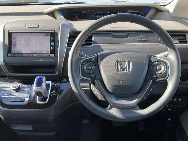 ホンダ フリード ハイブリット EX 香川県 2017(平29)年 9.8万km ホワイトオーキッドパール Honda SENSING/・CMBS（衝突軽減ブレーキ）/・ACC（追従型クルーズコントロール）/・LKAS（車線維持支援システム）/・路外逸脱抑制機能/・前後誤発進抑制機能/・先行車お知らせ機能/・標識認識機能/・歩行者事故低減ステアリング/純正7インチSDナビ/→フルセグ/CD/DVD/Bluetooth/→USB/AM/FM/AUX/iPod/バックカメラ/両側パワースライドドア/ハーフレザーシート/前席シートヒーター/ウォークスルー/LEDオートライト/革巻きステアリング/ステアリングリモコン/純正15インチアルミ/純正フロアマット/ビルトインETC/プッシュスタート/スマートキー