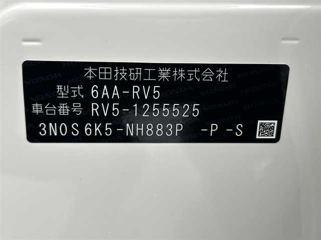 ホンダ ヴェゼル ハイブリッド e:HEV Z 熊本県 2025(令7)年 0.1万km未満 プラチナホワイトパール 登録済未使用車/純正ナビ（ＡｐｐｌＣａｒＰｌａｙ・ＡｎｄｒｏｉｄＡｕｔｏ・フルセグ・ＢＴ・ＵＳＢ）/バックカメラ　/ビルトインＥＴＣ２．０　/前後クリアランスソナー　/前席シートヒーター　/ホンダセンシング/・衝突軽減ブレーキ/・誤発進抑制機能/・後方誤発進抑制機能/・近距離衝突軽減ブレーキ/・歩行者事故低減ステアリング/・路外逸脱制御機能/・アダブティブクルーズコントロール/・渋滞運転支援機能/・先行車発進お知らせ/・標識認識システム/・踏み間違い防止/・ブラインドスポットモニター/・車線維持支援システム/・オートハイビーム/パワーバックドア/ステアリングヒーター/置くだけ充電/パドルシフト/ブレーキホールド/ハーフレザーシート/ブレーキホールド/純正１８インチAW/フロントシーケンシャルウインカー/オートライト/LEDヘッドライト/スマートキー/プッシュスタート/スペアキー1本/保証書/取扱説明書