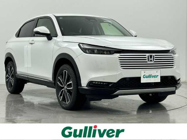 ホンダ ヴェゼル ハイブリッド e:HEV Z 熊本県 2025(令7)年 0.1万km未満 プラチナホワイトパール 登録済未使用車/純正ナビ（ＡｐｐｌＣａｒＰｌａｙ・ＡｎｄｒｏｉｄＡｕｔｏ・フルセグ・ＢＴ・ＵＳＢ）/バックカメラ　/ビルトインＥＴＣ２．０　/前後クリアランスソナー　/前席シートヒーター　/ホンダセンシング/・衝突軽減ブレーキ/・誤発進抑制機能/・後方誤発進抑制機能/・近距離衝突軽減ブレーキ/・歩行者事故低減ステアリング/・路外逸脱制御機能/・アダブティブクルーズコントロール/・渋滞運転支援機能/・先行車発進お知らせ/・標識認識システム/・踏み間違い防止/・ブラインドスポットモニター/・車線維持支援システム/・オートハイビーム/パワーバックドア/ステアリングヒーター/置くだけ充電/パドルシフト/ブレーキホールド/ハーフレザーシート/ブレーキホールド/純正１８インチAW/フロントシーケンシャルウインカー/オートライト/LEDヘッドライト/スマートキー/プッシュスタート/スペアキー1本/保証書/取扱説明書
