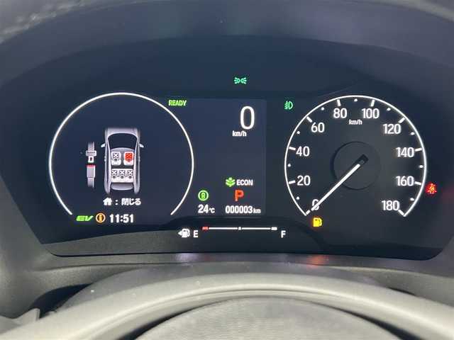 ホンダ ヴェゼル ハイブリッド e:HEV Z 熊本県 2025(令7)年 0.1万km未満 プラチナホワイトパール 登録済未使用車/純正ナビ（ＡｐｐｌＣａｒＰｌａｙ・ＡｎｄｒｏｉｄＡｕｔｏ・フルセグ・ＢＴ・ＵＳＢ）/バックカメラ　/ビルトインＥＴＣ２．０　/前後クリアランスソナー　/前席シートヒーター　/ホンダセンシング/・衝突軽減ブレーキ/・誤発進抑制機能/・後方誤発進抑制機能/・近距離衝突軽減ブレーキ/・歩行者事故低減ステアリング/・路外逸脱制御機能/・アダブティブクルーズコントロール/・渋滞運転支援機能/・先行車発進お知らせ/・標識認識システム/・踏み間違い防止/・ブラインドスポットモニター/・車線維持支援システム/・オートハイビーム/パワーバックドア/ステアリングヒーター/置くだけ充電/パドルシフト/ブレーキホールド/ハーフレザーシート/ブレーキホールド/純正１８インチAW/フロントシーケンシャルウインカー/オートライト/LEDヘッドライト/スマートキー/プッシュスタート/スペアキー1本/保証書/取扱説明書