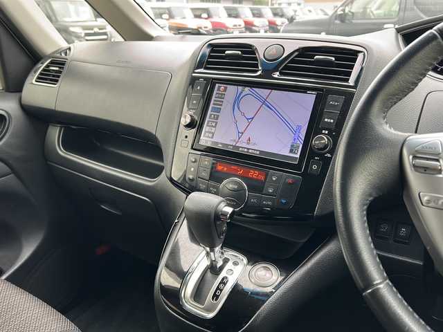 日産 セレナ ハイウェイスター Vセレ+SaftyⅡ 岩手県 2015(平27)年 9.7万km ブリリアントホワイトパール 純正SDナビ/フルセグTV/バックカメラ/全方位カメラ/ビルトインETC/ドライブレコーダー/クルーズコントロール/衝突被害軽減ブレーキ/レーンキープアシスト/横滑り防止装置/アイドリングストップ/両側電動スライドドア/オートライト/LEDヘッドライト/フォグランプ/スマートキー/プッシュスタート/電動格納ミラー/クリアランスソナー/純正15インチAW/純正フロアマット/純正ドアバイザー/保証書/取扱説明書