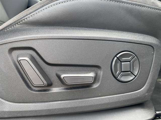 アウディ Ｑ３ SB 35TDIクワトロ Sライン 福岡県 2020(令2)年 2.3万km グレイシアホワイトメタリック ・アダプティブクルーズコントロール/・純正メモリーナビ/USB/Bluetooth/AppleCarPlay/・全方位カメラ/・ハーフレザーシート/シートヒーター/・社外前後ドライブレコーダー/・フルセグ/・ETC/・純正19AW/・プッシュスタート/・パーキングアシスト/・アイドリングストップ/・スマートキー/・スペアキー/・パワーシート/・レーンキープアシスト/・オートライト/・ＬＥＤライト/・保証書/・取扱説明書