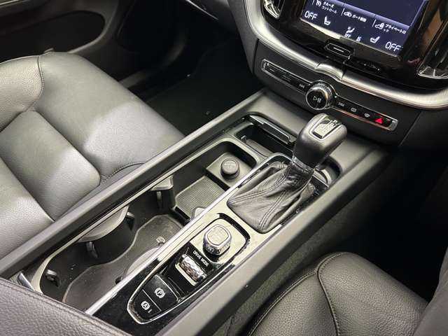 ボルボ ＸＣ６０ D4 AWD モーメンタム 千葉県 2018(平30)年 7.2万km オニキスブラックP ＡＣＣ　/純正ナビ　/３６０°カメラ　/黒革　/シートヒーター　/パワーシート　/ＬＥＤヘッドライト　/オートライト　/電動リアゲート　/純正１８インチＡＷ　/ＥＴＣ