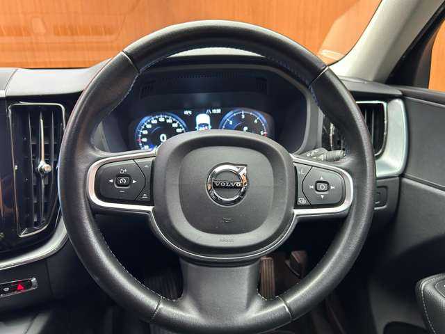ボルボ ＸＣ６０ D4 AWD モーメンタム 千葉県 2018(平30)年 7.2万km オニキスブラックP ＡＣＣ　/純正ナビ　/３６０°カメラ　/黒革　/シートヒーター　/パワーシート　/ＬＥＤヘッドライト　/オートライト　/電動リアゲート　/純正１８インチＡＷ　/ＥＴＣ