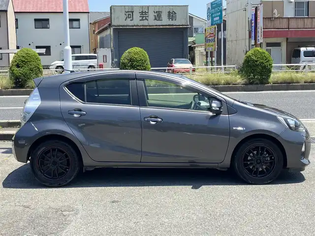 トヨタ アクア S 三重県 2014(平26)年 18.1万km グレーメタリック スマートキー×2/プッシュスタート/純正メモリナビ/・CD録音・フルセグ/・SD・DVD再生/・Bluetoothオーディオ/・バックカメラ/ドライブレコーダー/社外16インチAW/LEDヘッドライト/フォグライト/オートライト/ウィンカーミラー/電格ミラー/プライバシーガラス/フロアマット/ドアバイザー/ETC