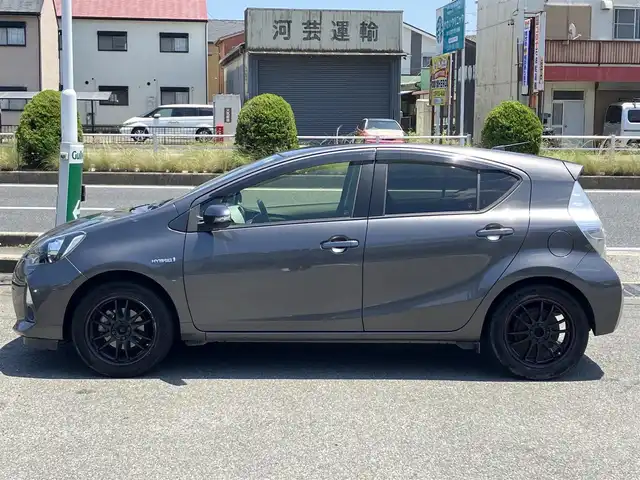 トヨタ アクア S 三重県 2014(平26)年 18.1万km グレーメタリック スマートキー×2/プッシュスタート/純正メモリナビ/・CD録音・フルセグ/・SD・DVD再生/・Bluetoothオーディオ/・バックカメラ/ドライブレコーダー/社外16インチAW/LEDヘッドライト/フォグライト/オートライト/ウィンカーミラー/電格ミラー/プライバシーガラス/フロアマット/ドアバイザー/ETC
