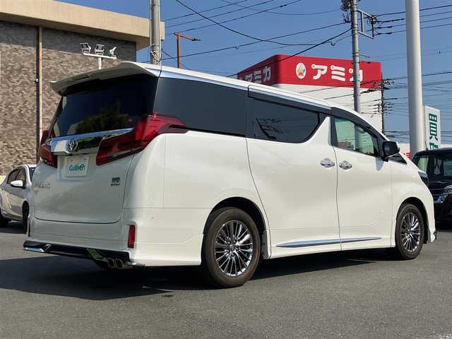 トヨタ アルファードハイブリット エグゼクティブ ラウンジ S 静岡県 2022(令4)年 2.9万km ホワイトパールクリスタルシャイン エンジンスタートボタン/パワーステアリング/パワーウィンドウ/4WD/100V充電/パーキングアシスト/アイドリングスストップ/レンタカーアップ/スマートキー/スペアキー１本/Wオートエアコン/クルーズコントロール（追従走行：有）/全方位カメラ/ビルトインETC2.0/フリップダウンモニター/USB入力端子/純正9インチSDナビ(CD/BT/フルセグ)/三列シート/サンルーフ/オットマン/電動リアゲート/ドライブレコーダー前後/純正フロアマット/D席N席パワーシート/レザーシート/1~2列目シートヒーター/1~2列目エアシート/両側パワースライドドア/モデリスタエアロ（フロント/サイド/リア）/純正17インチアルミホイール/ABS/横滑り防止装置/コーナーセンサー前後/レーンキープアシスト/オートライト/オートマチックハイビーム/三眼LEDヘッドライト/JBL/BSM(ブラインドスポットモニター)/デジタルインナーミラー/ステアリングヒーター/Wプラスサイドエアバック/衝突軽減システム/カーテンエアバック