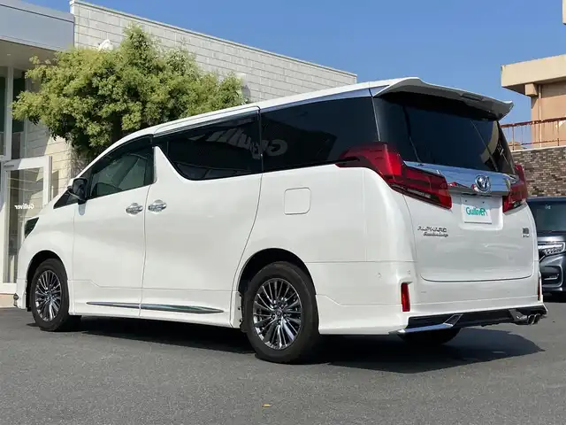 トヨタ アルファードハイブリット エグゼクティブ ラウンジ S 静岡県 2022(令4)年 2.9万km ホワイトパールクリスタルシャイン エンジンスタートボタン/パワーステアリング/パワーウィンドウ/4WD/100V充電/パーキングアシスト/アイドリングスストップ/レンタカーアップ/スマートキー/スペアキー１本/Wオートエアコン/クルーズコントロール（追従走行：有）/全方位カメラ/ビルトインETC2.0/フリップダウンモニター/USB入力端子/純正9インチSDナビ(CD/BT/フルセグ)/三列シート/サンルーフ/オットマン/電動リアゲート/ドライブレコーダー前後/純正フロアマット/D席N席パワーシート/レザーシート/1~2列目シートヒーター/1~2列目エアシート/両側パワースライドドア/モデリスタエアロ（フロント/サイド/リア）/純正17インチアルミホイール/ABS/横滑り防止装置/コーナーセンサー前後/レーンキープアシスト/オートライト/オートマチックハイビーム/三眼LEDヘッドライト/JBL/BSM(ブラインドスポットモニター)/デジタルインナーミラー/ステアリングヒーター/Wプラスサイドエアバック/衝突軽減システム/カーテンエアバック