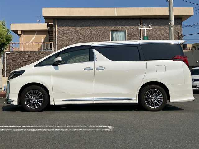 トヨタ アルファードハイブリット エグゼクティブ ラウンジ S 静岡県 2022(令4)年 2.9万km ホワイトパールクリスタルシャイン エンジンスタートボタン/パワーステアリング/パワーウィンドウ/4WD/100V充電/パーキングアシスト/アイドリングスストップ/レンタカーアップ/スマートキー/スペアキー１本/Wオートエアコン/クルーズコントロール（追従走行：有）/全方位カメラ/ビルトインETC2.0/フリップダウンモニター/USB入力端子/純正9インチSDナビ(CD/BT/フルセグ)/三列シート/サンルーフ/オットマン/電動リアゲート/ドライブレコーダー前後/純正フロアマット/D席N席パワーシート/レザーシート/1~2列目シートヒーター/1~2列目エアシート/両側パワースライドドア/モデリスタエアロ（フロント/サイド/リア）/純正17インチアルミホイール/ABS/横滑り防止装置/コーナーセンサー前後/レーンキープアシスト/オートライト/オートマチックハイビーム/三眼LEDヘッドライト/JBL/BSM(ブラインドスポットモニター)/デジタルインナーミラー/ステアリングヒーター/Wプラスサイドエアバック/衝突軽減システム/カーテンエアバック