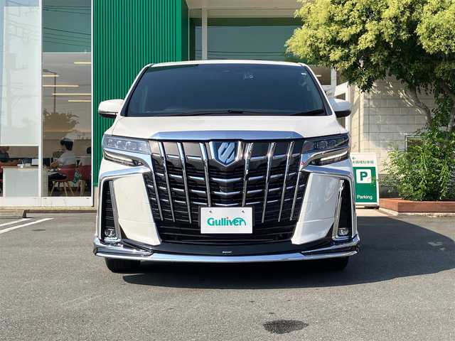 トヨタ アルファードハイブリット エグゼクティブ ラウンジ S 静岡県 2022(令4)年 2.9万km ホワイトパールクリスタルシャイン エンジンスタートボタン/パワーステアリング/パワーウィンドウ/4WD/100V充電/パーキングアシスト/アイドリングスストップ/レンタカーアップ/スマートキー/スペアキー１本/Wオートエアコン/クルーズコントロール（追従走行：有）/全方位カメラ/ビルトインETC2.0/フリップダウンモニター/USB入力端子/純正9インチSDナビ(CD/BT/フルセグ)/三列シート/サンルーフ/オットマン/電動リアゲート/ドライブレコーダー前後/純正フロアマット/D席N席パワーシート/レザーシート/1~2列目シートヒーター/1~2列目エアシート/両側パワースライドドア/モデリスタエアロ（フロント/サイド/リア）/純正17インチアルミホイール/ABS/横滑り防止装置/コーナーセンサー前後/レーンキープアシスト/オートライト/オートマチックハイビーム/三眼LEDヘッドライト/JBL/BSM(ブラインドスポットモニター)/デジタルインナーミラー/ステアリングヒーター/Wプラスサイドエアバック/衝突軽減システム/カーテンエアバック