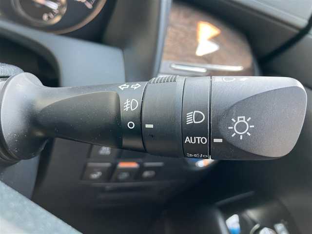 トヨタ アルファードハイブリット エグゼクティブ ラウンジ S 静岡県 2022(令4)年 2.9万km ホワイトパールクリスタルシャイン エンジンスタートボタン/パワーステアリング/パワーウィンドウ/4WD/100V充電/パーキングアシスト/アイドリングスストップ/レンタカーアップ/スマートキー/スペアキー１本/Wオートエアコン/クルーズコントロール（追従走行：有）/全方位カメラ/ビルトインETC2.0/フリップダウンモニター/USB入力端子/純正9インチSDナビ(CD/BT/フルセグ)/三列シート/サンルーフ/オットマン/電動リアゲート/ドライブレコーダー前後/純正フロアマット/D席N席パワーシート/レザーシート/1~2列目シートヒーター/1~2列目エアシート/両側パワースライドドア/モデリスタエアロ（フロント/サイド/リア）/純正17インチアルミホイール/ABS/横滑り防止装置/コーナーセンサー前後/レーンキープアシスト/オートライト/オートマチックハイビーム/三眼LEDヘッドライト/JBL/BSM(ブラインドスポットモニター)/デジタルインナーミラー/ステアリングヒーター/Wプラスサイドエアバック/衝突軽減システム/カーテンエアバック