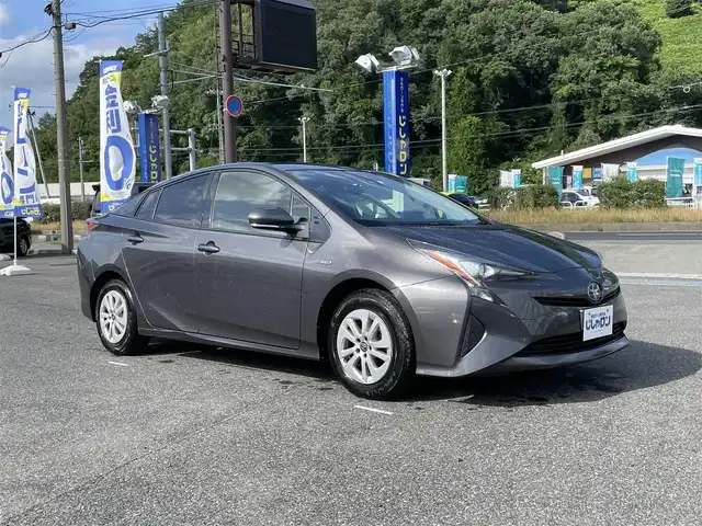 トヨタ プリウス S 山形県 2017(平29)年 12万km グレーメタリック (株)IDOMが運営する【じしゃロン山形店】の自社ローン専用車両になります。/こちらは現金またはオートローンご利用時の価格です。/自社ローンご希望の方は別途その旨お申付け下さい。/4WD/純正SDナビ/（CD/TV/BT/AM/FM）/バックカメラ/クルーズコントロール/ETC/ステアリングスイッチ/オートライト/デアイサー/プッシュスタート/スマートキー/電動格納ミラー/ウィンカーミラー