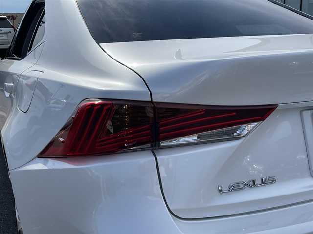 レクサス ＩＳ 300h 茨城県 2018(平30)年 4.5万km パール 純正メーカーナビ/　　AM/FM/CD/DVD/ブルーレイ/SD/AUX/BT/フルセグTV/レーダークルーズコントロール/レーンキープ/バックカメラ/電動シート/シートヒーター/パドルシフト/ドラレコ/前後コーナーセンサー/オートライト/オートハイビーム/純正アルミホイール17インチ/純正フロアマット/横滑り防止/ETC2.0