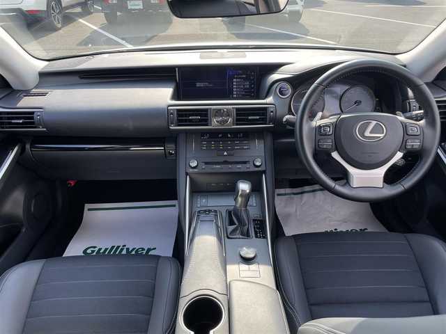 レクサス ＩＳ 300h 茨城県 2018(平30)年 4.5万km パール 純正メーカーナビ/　　AM/FM/CD/DVD/ブルーレイ/SD/AUX/BT/フルセグTV/レーダークルーズコントロール/レーンキープ/バックカメラ/電動シート/シートヒーター/パドルシフト/ドラレコ/前後コーナーセンサー/オートライト/オートハイビーム/純正アルミホイール17インチ/純正フロアマット/横滑り防止/ETC2.0