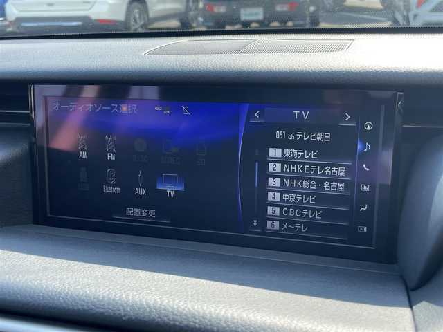 レクサス ＩＳ 300h 茨城県 2018(平30)年 4.5万km パール 純正メーカーナビ/　　AM/FM/CD/DVD/ブルーレイ/SD/AUX/BT/フルセグTV/レーダークルーズコントロール/レーンキープ/バックカメラ/電動シート/シートヒーター/パドルシフト/ドラレコ/前後コーナーセンサー/オートライト/オートハイビーム/純正アルミホイール17インチ/純正フロアマット/横滑り防止/ETC2.0