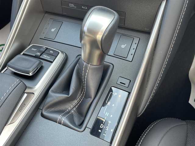 レクサス ＩＳ 300h 茨城県 2018(平30)年 4.5万km パール 純正メーカーナビ/　　AM/FM/CD/DVD/ブルーレイ/SD/AUX/BT/フルセグTV/レーダークルーズコントロール/レーンキープ/バックカメラ/電動シート/シートヒーター/パドルシフト/ドラレコ/前後コーナーセンサー/オートライト/オートハイビーム/純正アルミホイール17インチ/純正フロアマット/横滑り防止/ETC2.0