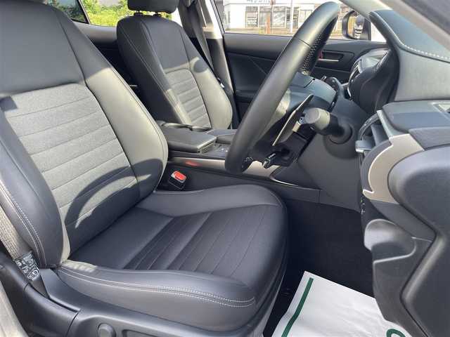 レクサス ＩＳ 300h 茨城県 2018(平30)年 4.5万km パール 純正メーカーナビ/　　AM/FM/CD/DVD/ブルーレイ/SD/AUX/BT/フルセグTV/レーダークルーズコントロール/レーンキープ/バックカメラ/電動シート/シートヒーター/パドルシフト/ドラレコ/前後コーナーセンサー/オートライト/オートハイビーム/純正アルミホイール17インチ/純正フロアマット/横滑り防止/ETC2.0