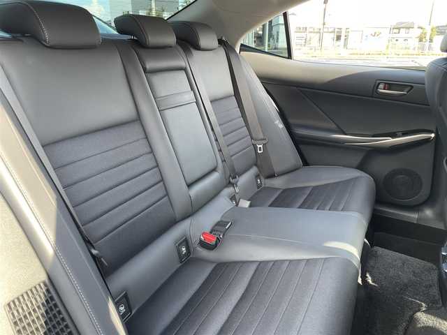 レクサス ＩＳ 300h 茨城県 2018(平30)年 4.5万km パール 純正メーカーナビ/　　AM/FM/CD/DVD/ブルーレイ/SD/AUX/BT/フルセグTV/レーダークルーズコントロール/レーンキープ/バックカメラ/電動シート/シートヒーター/パドルシフト/ドラレコ/前後コーナーセンサー/オートライト/オートハイビーム/純正アルミホイール17インチ/純正フロアマット/横滑り防止/ETC2.0