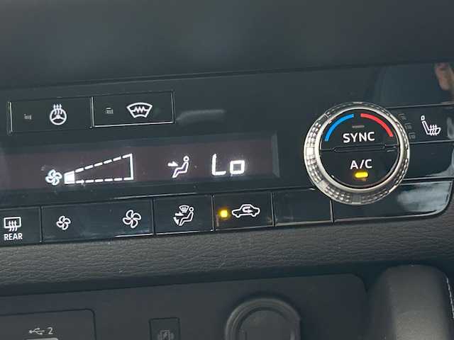 三菱 アウトランダー ＰＨＥＶ G 宮城県 2022(令4)年 2万km チタニウムグレーメタリック 4WD/e-Assist/・車線維持支援機能/・衝突被害軽減ブレーキシステム/・後退時交差車両検知警報システム/・ふらつき警告/・標識認識システム/純正メモリナビ/全方位カメラ/バックカメラ/フルセグテレビ/Bluetooth/クルーズコントロール/パドルシフト/純正ドラレコ前後/パワーシート/シートヒーター/純正LEDヘッドライト/オートライト/オートマチックハイビーム/フォグランプ/横滑り防止装置/アンチロックブレーキシステム/純正アルミホイール/純正フロアマット