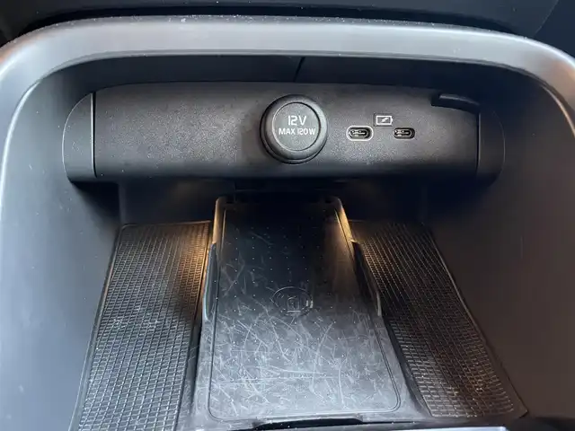 ボルボ ボルボ ＸＣ４０ リチャージ プラス シングルモーター 熊本県 2022(令4)年 3.7万km グレーⅡ ・ワンオーナー/・スマートキー/・プッシュスタート/・Pilot Assist/・レーンキープエイド/・ロードサインインフォメーション/・衝突回避/・クロストラフィックアラート/・ワンペダルドライブ/・クルーズコントロール(追従式)/・オートハイビーム/・ハーフレザーシート/・前席パワーシート/・前席シートヒーター /・純正ディスプレイオーディオ/　【Bluetooth・USB・AppleCarPlay・AndroidAuto】/・全方位カメラ/・ETC/・ドライブレコーダー/・パワーバックドア/・LEDヘッドランプ/・純正マット