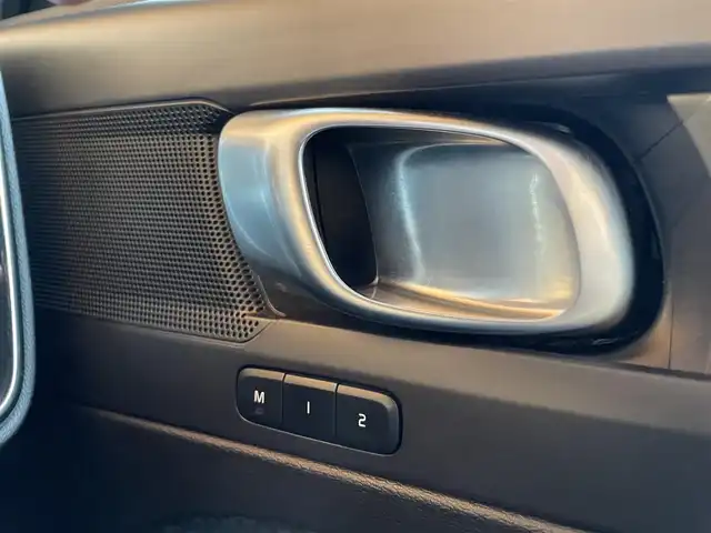 ボルボ ボルボ ＸＣ４０ リチャージ プラス シングルモーター 熊本県 2022(令4)年 3.7万km グレーⅡ ・ワンオーナー/・スマートキー/・プッシュスタート/・Pilot Assist/・レーンキープエイド/・ロードサインインフォメーション/・衝突回避/・クロストラフィックアラート/・ワンペダルドライブ/・クルーズコントロール(追従式)/・オートハイビーム/・ハーフレザーシート/・前席パワーシート/・前席シートヒーター /・純正ディスプレイオーディオ/　【Bluetooth・USB・AppleCarPlay・AndroidAuto】/・全方位カメラ/・ETC/・ドライブレコーダー/・パワーバックドア/・LEDヘッドランプ/・純正マット