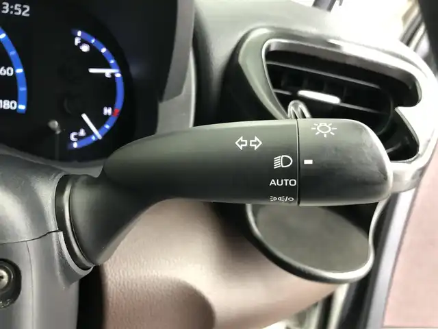 トヨタ ヤリスクロス ハイブリッド Z 愛知県 2021(令3)年 3.9万km 赤 トヨタセーフティセンス/純正ディスプレイオーディオナビ/（フルセグTV/Bluetooth/）/全方位カメラ/パワーバックドア/レーダークルーズコントロール/ステアリングヒーター/本革ステアリング/ステアリングリモコン/ハーフレザー/パワーシート/ETC2.0/ドライブレコーダー/電子パーキング/シートヒーター（D＋N）/シガーソケット/純正18インチAW/純正フロアマット