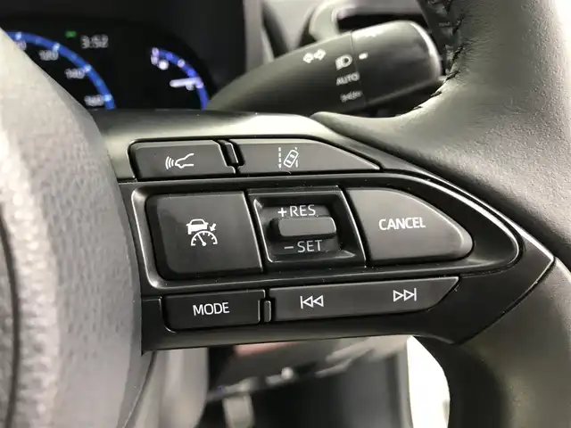 トヨタ ヤリスクロス ハイブリッド Z 愛知県 2021(令3)年 3.9万km 赤 トヨタセーフティセンス/純正ディスプレイオーディオナビ/（フルセグTV/Bluetooth/）/全方位カメラ/パワーバックドア/レーダークルーズコントロール/ステアリングヒーター/本革ステアリング/ステアリングリモコン/ハーフレザー/パワーシート/ETC2.0/ドライブレコーダー/電子パーキング/シートヒーター（D＋N）/シガーソケット/純正18インチAW/純正フロアマット